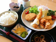人気メニューをまとめて！ミックスフライ定食